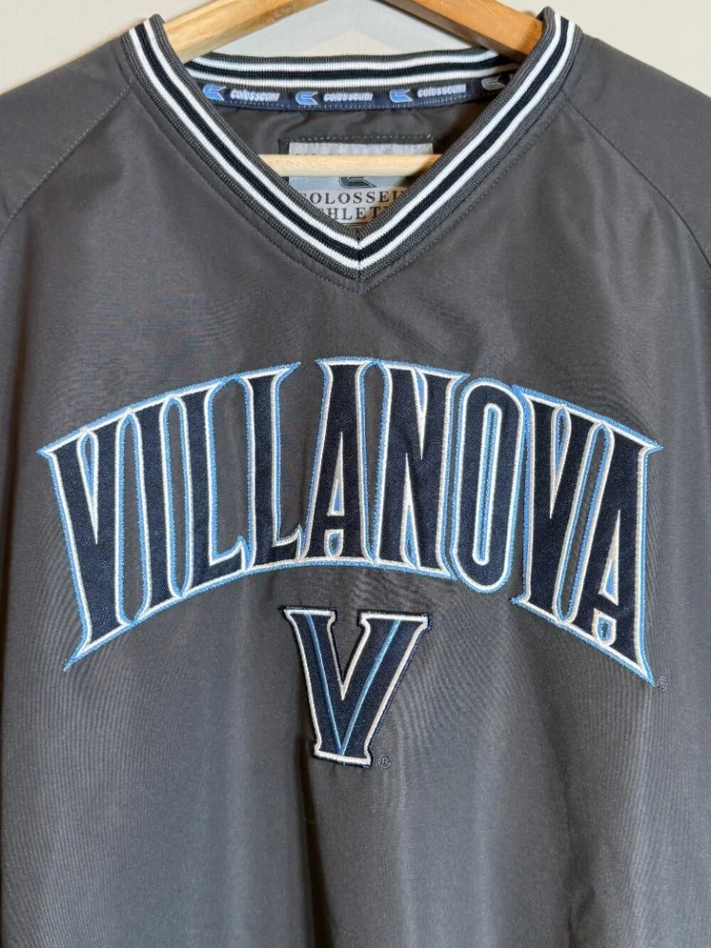 Villanova University Wildcats V-Neck Windbreaker Jacket Men's Medium Gray Sports